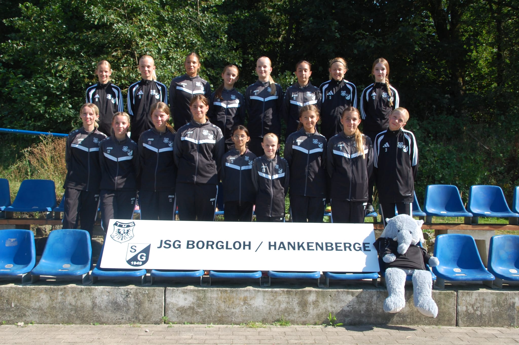 Neue Trainingsanzüge für die C-Juniorinnen der JSG